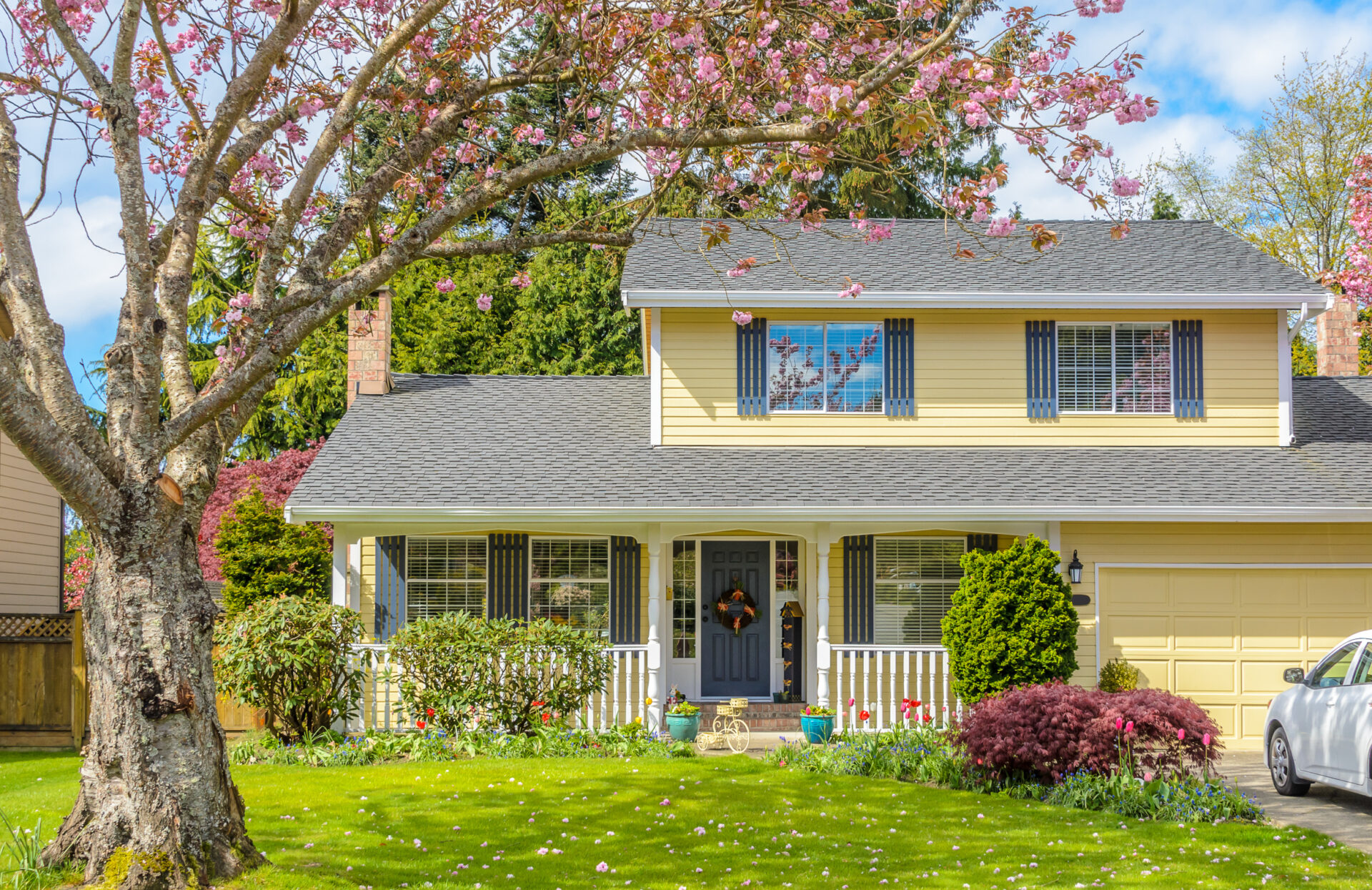 A,Nice,Entrance,Of,A,Luxury,House,Over,Outdoor,Landscape